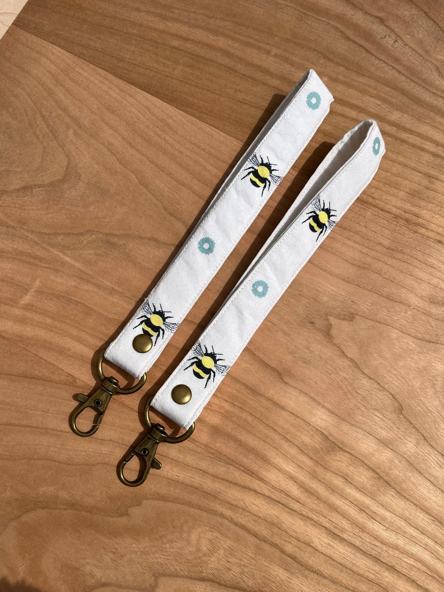 Bee White Fabric Wristlet Keyfob Lanyard Keychain with Lobster Claw