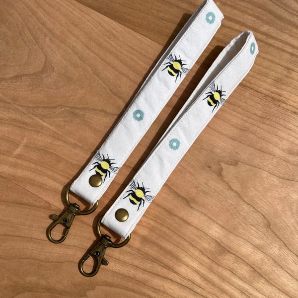 Bee White Fabric Wristlet Keyfob Lanyard Keychain with Lobster Claw