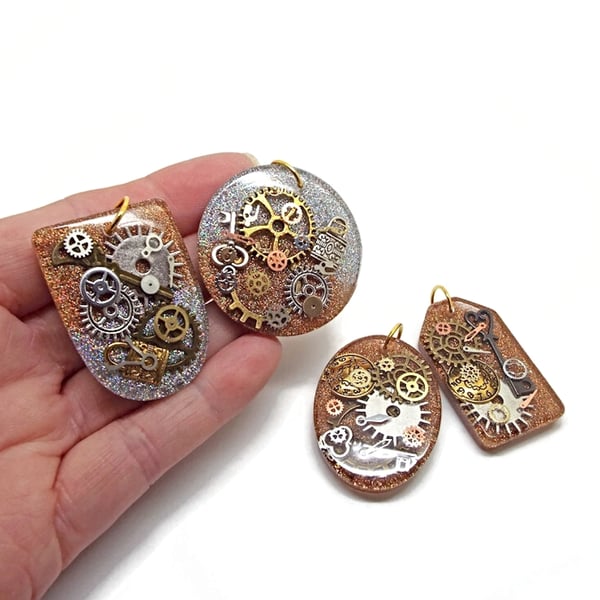 4 Steampunk Pendants in Various Shapes with Cog and Clock Inclusions