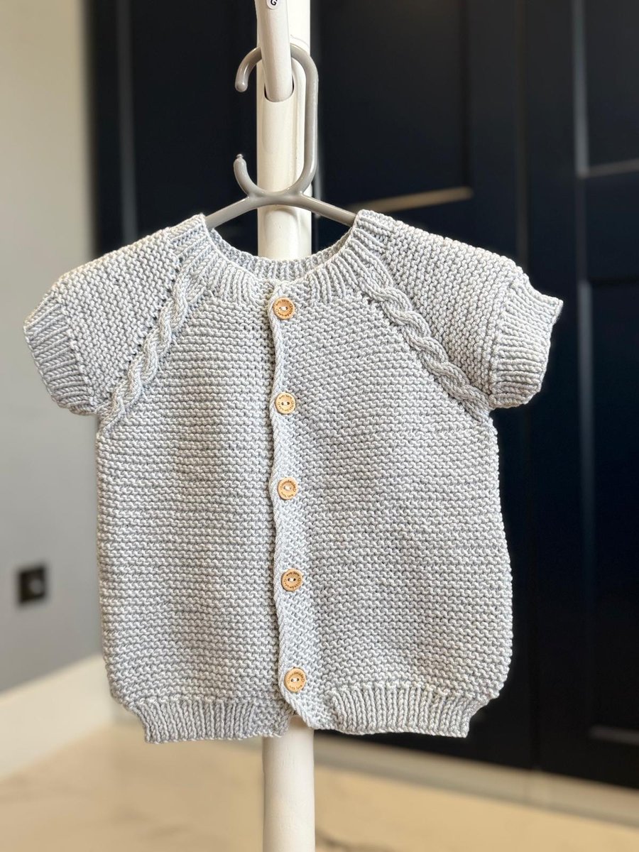 Hand-Knitted Baby Short Sleeve Vest with Raglan Cable Detail–Light Grey (12-18m)