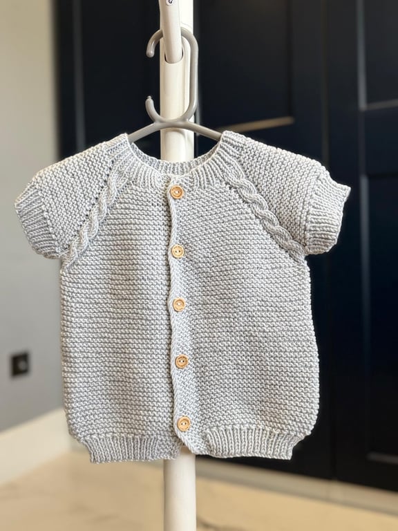 Hand-Knitted Baby Short Sleeve Vest with Raglan Cable Detail–Light Grey (12-18m)