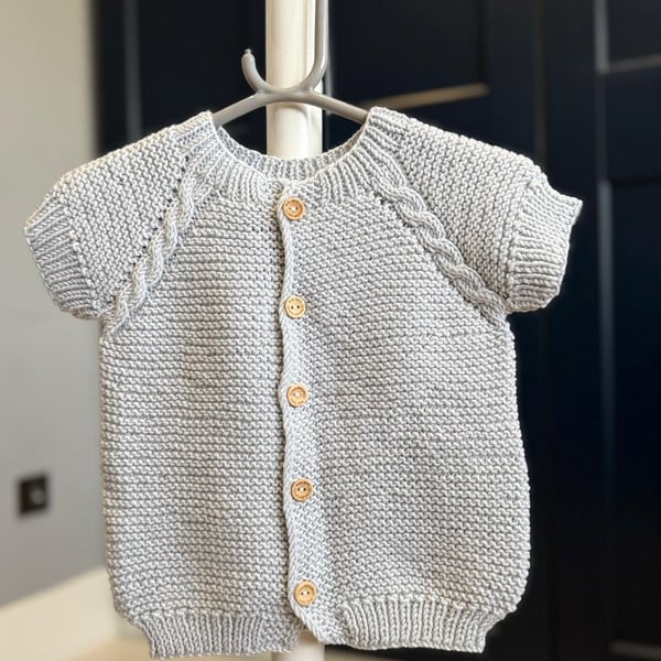 Hand-Knitted Baby Short Sleeve Vest with Raglan Cable Detail–Light Grey (12-18m)