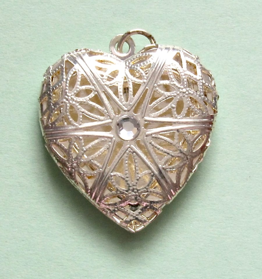 Destash:HEARTS: Small Filigree Heart Shaped, Silver-Plated Locket 2.8cms
