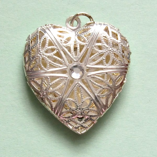 Destash:HEARTS: Small Filigree Heart Shaped, Silver-Plated Locket 2.8cms