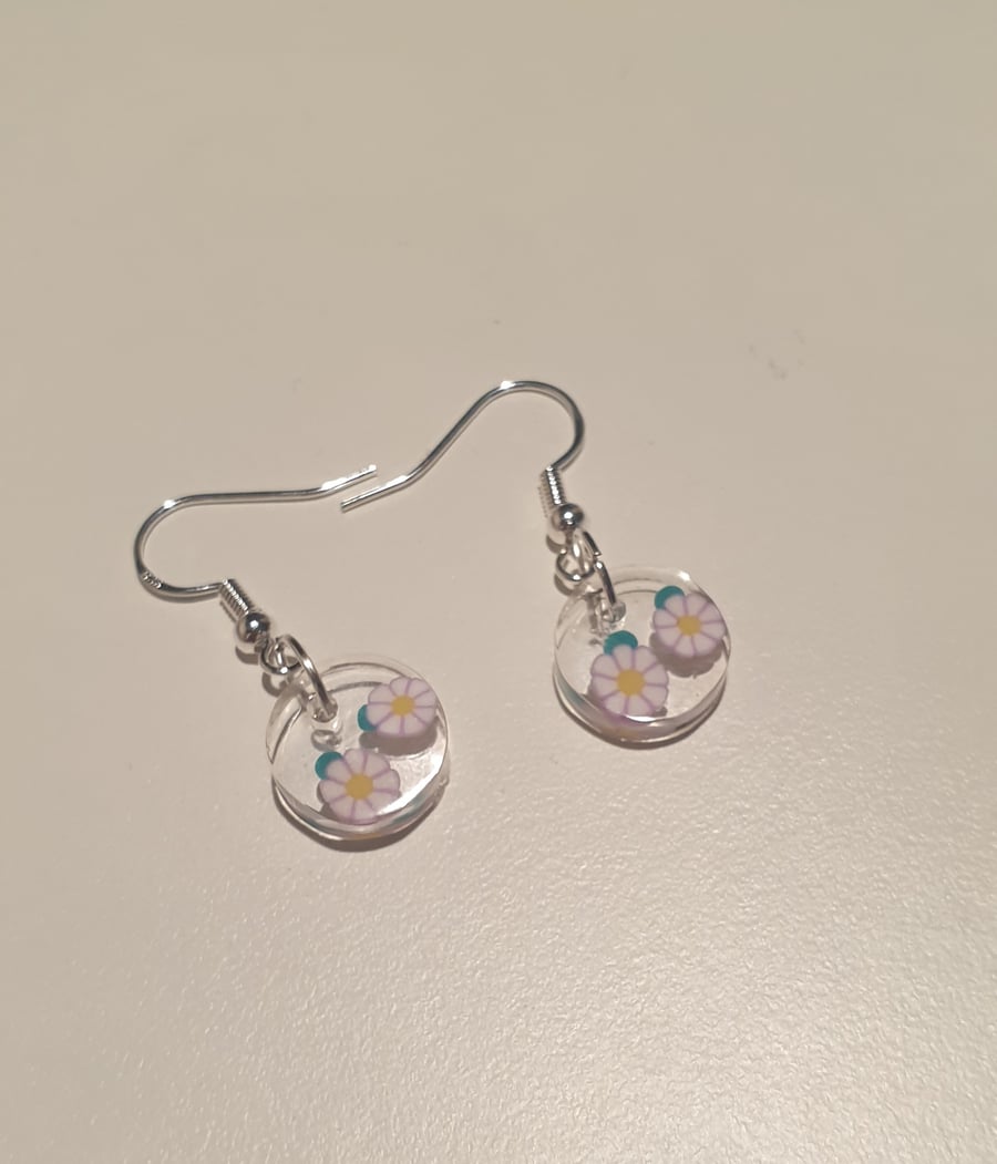 Round daisy resin earrings