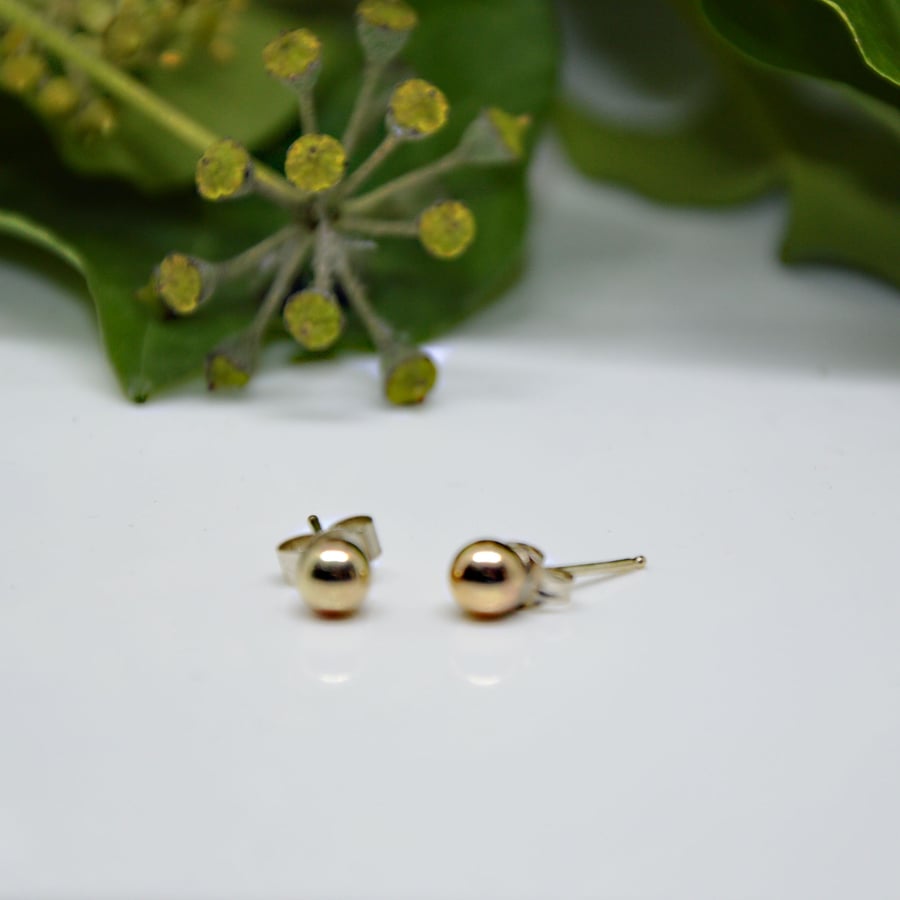 Sterling silver and 9 carat gold stud earrings