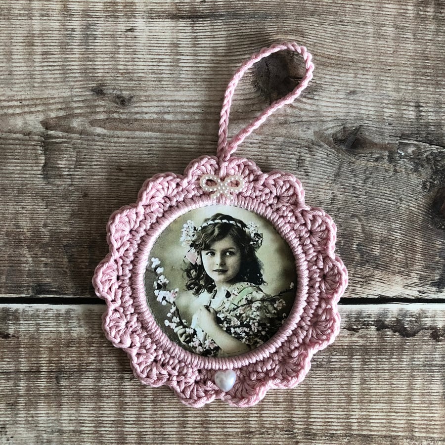 Vintage style crocheted frame