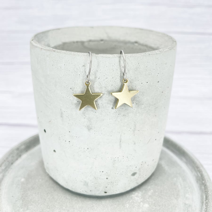 Titanium ear wire Brass small star dangle earrings - Hypoallergenic 