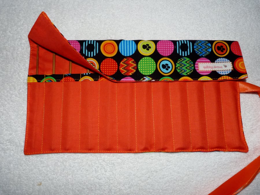 Circles Print Roll Up Crochet Hook Holder with 12 Bamboo Crochet Hooks