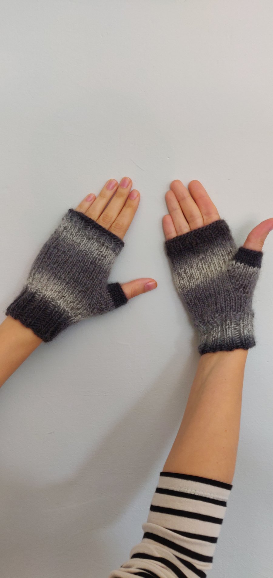 Hand knit Wool Black Grey White Ombre Fingerless Gloves Mittens Unisex