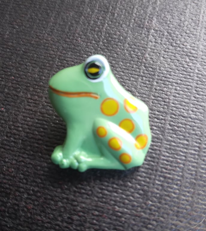 Buttons in the shape of an emerald spotted frog. 15mm. Pack of 6 buttons