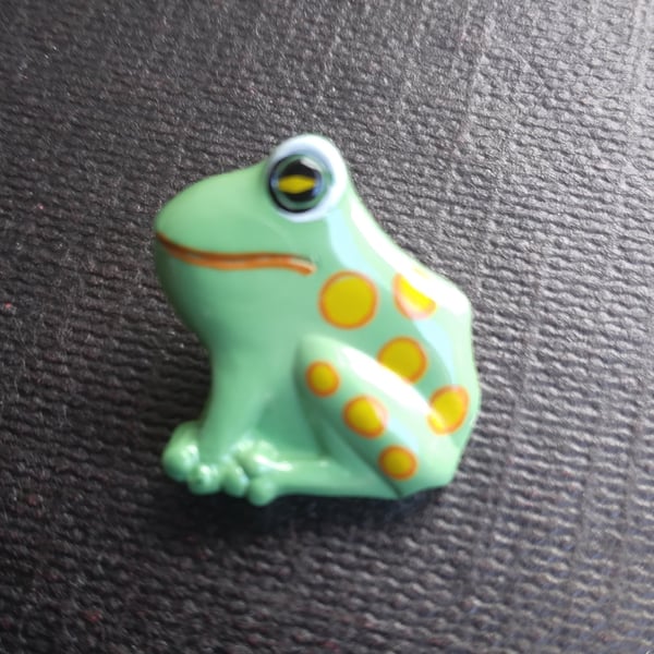Buttons in the shape of an emerald spotted frog. 15mm. Pack of 6 buttons