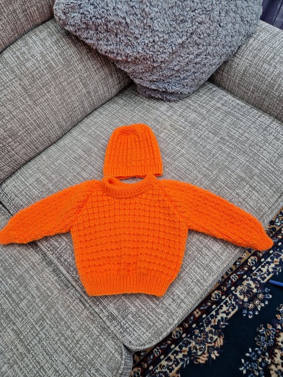 Boys or girls jumper & hat 3 to 6 months