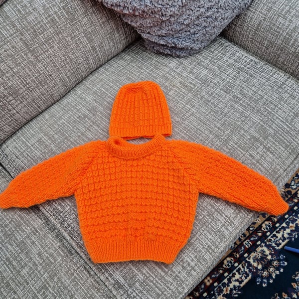 Boys or girls jumper & hat 3 to 6 months