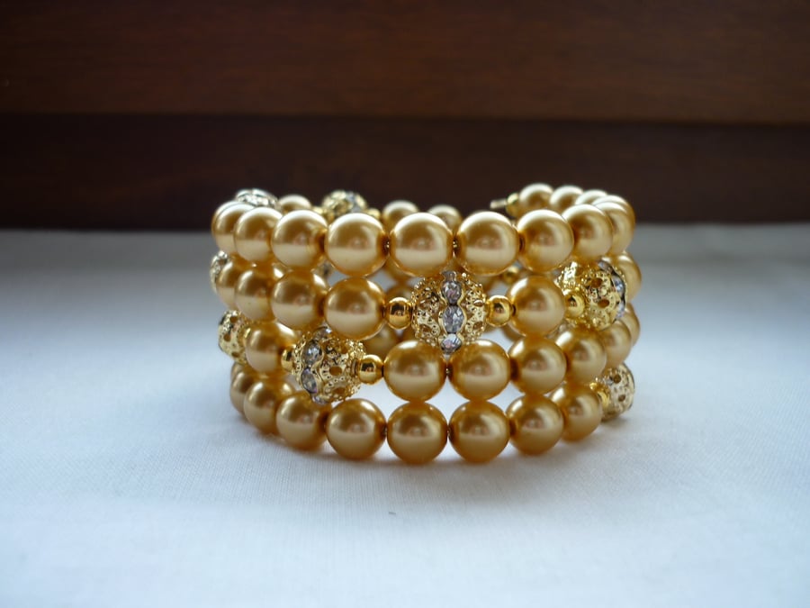 GOLD PEARL AND GLITTER BALL MEMORY WIRE BRACELET.  412A