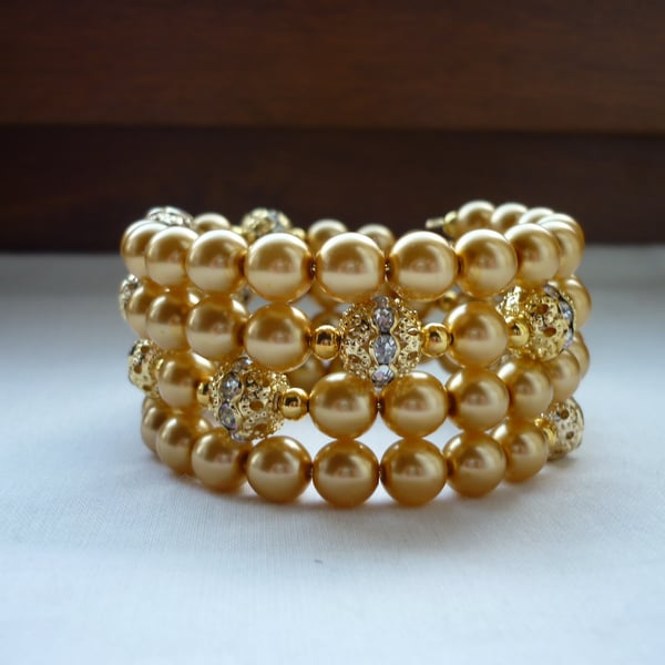 GOLD PEARL AND GLITTER BALL MEMORY WIRE BRACELET.  412A