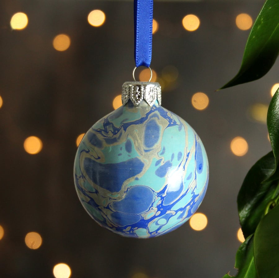 Blue, silver and turquoise marbled ceramic round Christmas decoration 