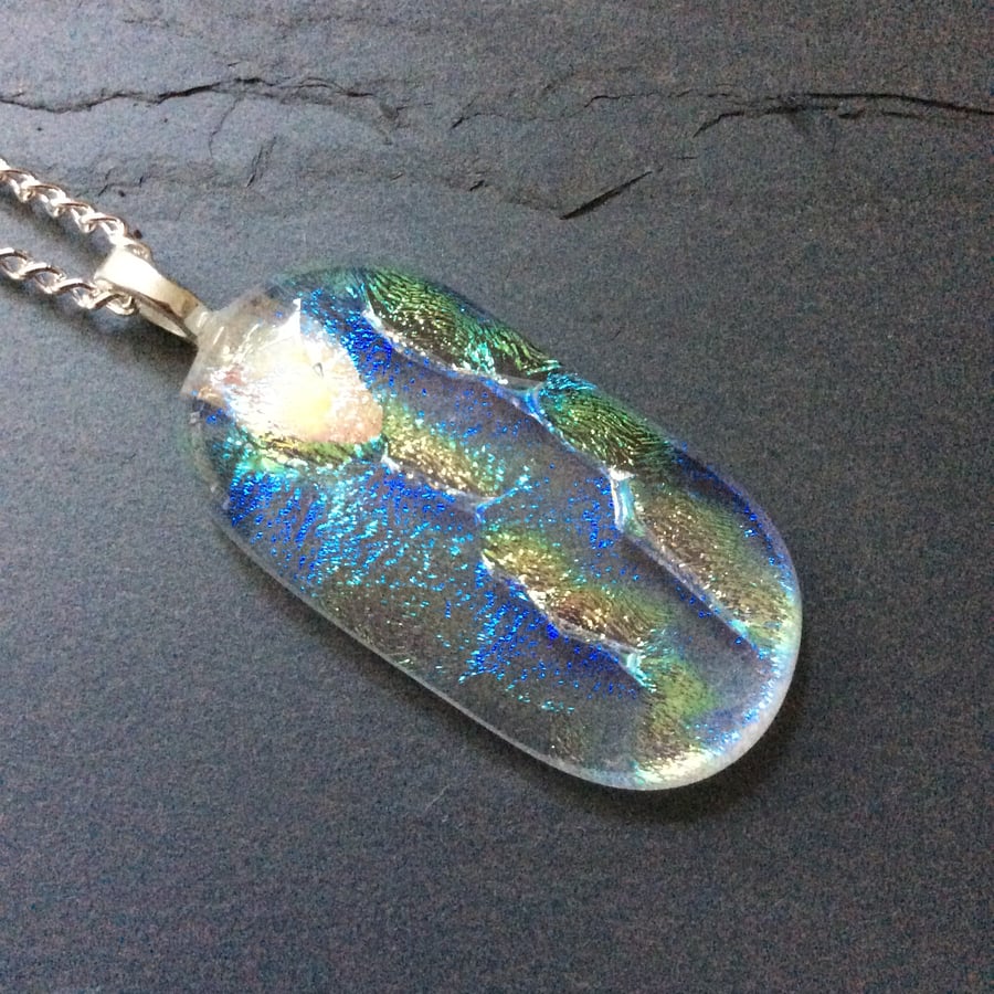  Sparkly dichroic pendant. (0580)