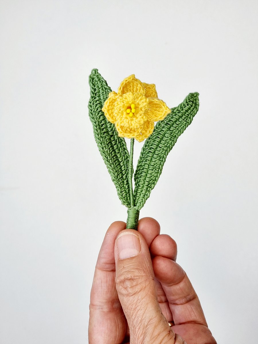 daffodil brooch 