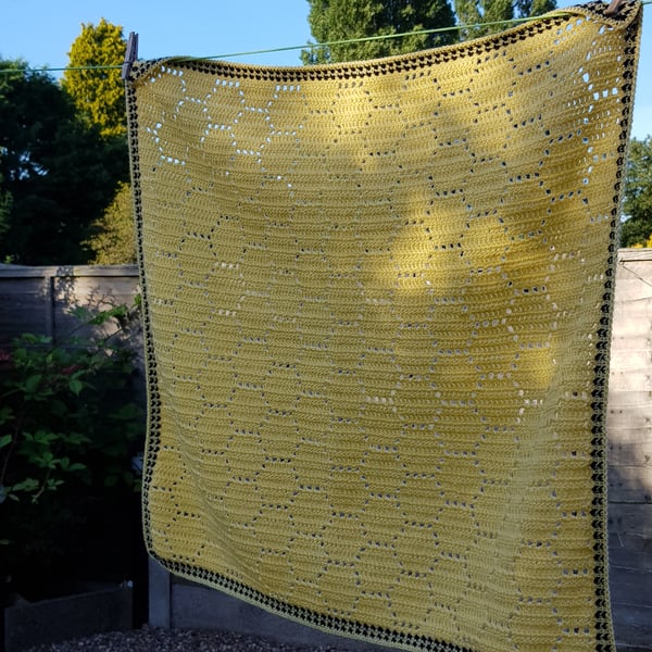 Crochet hexagon baby blanket