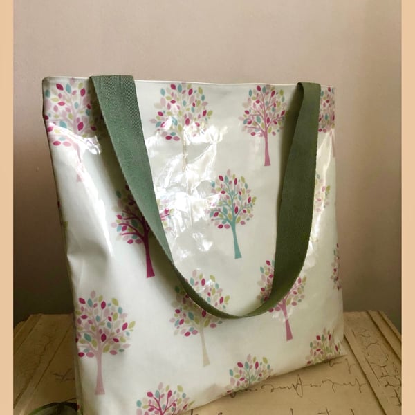 Oilcloth tote bag with recessed zip in Pink Orchard