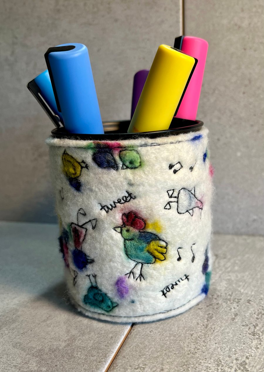 Crazy birds pen pot