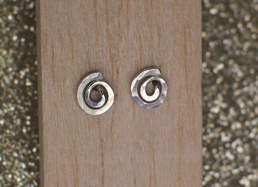 Sterling silver 6mm spiral stud earrings.