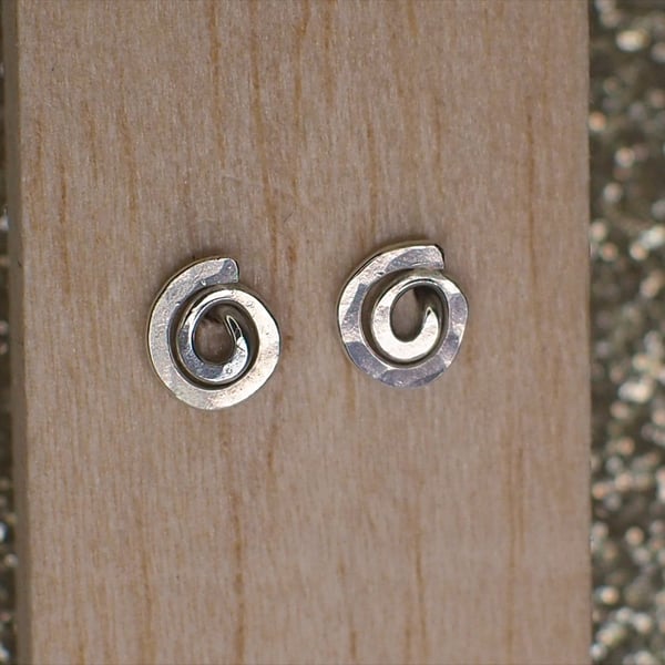 Sterling silver 6mm spiral stud earrings.