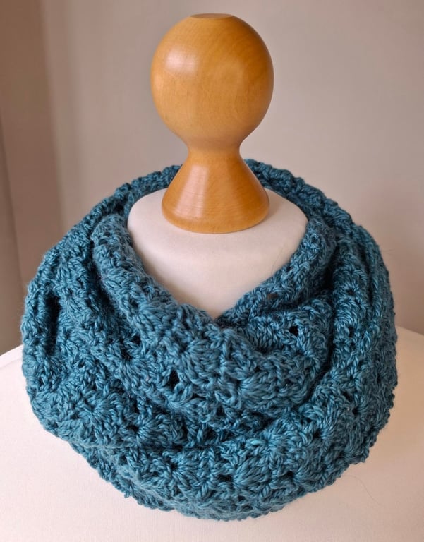 Lacy infinity circle scarf in wool and silk, colour Kensington