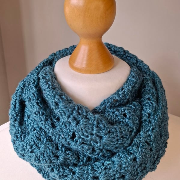 Lacy infinity circle scarf in wool and silk, colour Kensington