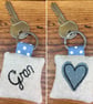 Gran keyring - Love heart in blue spots - embroidered linen and lavender - Image 1