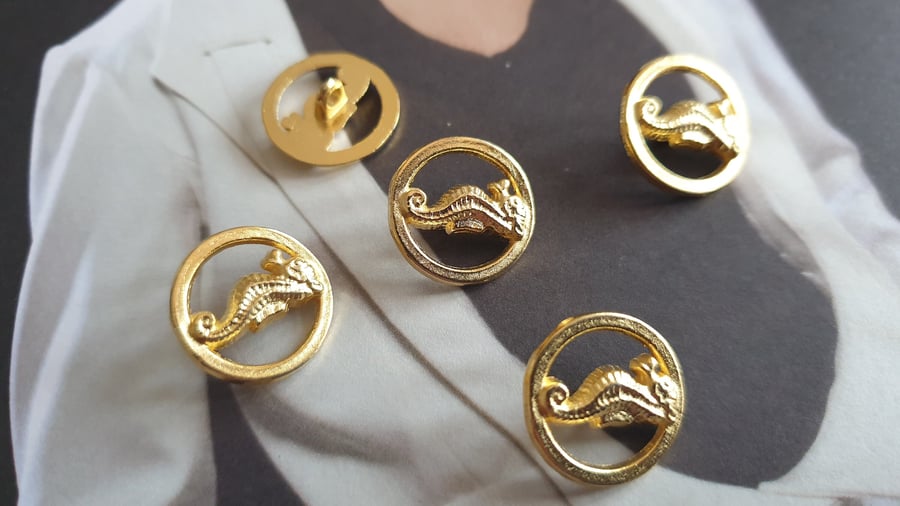 18mm 28L SEAHORSE Gold Buttons