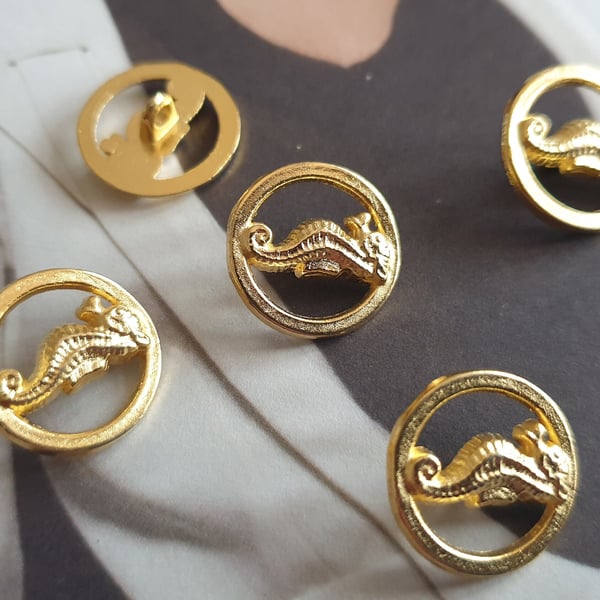 18mm 28L SEAHORSE Gold Buttons
