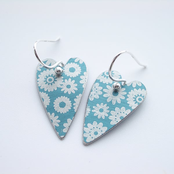 Heart earrings in blue with printed flowers