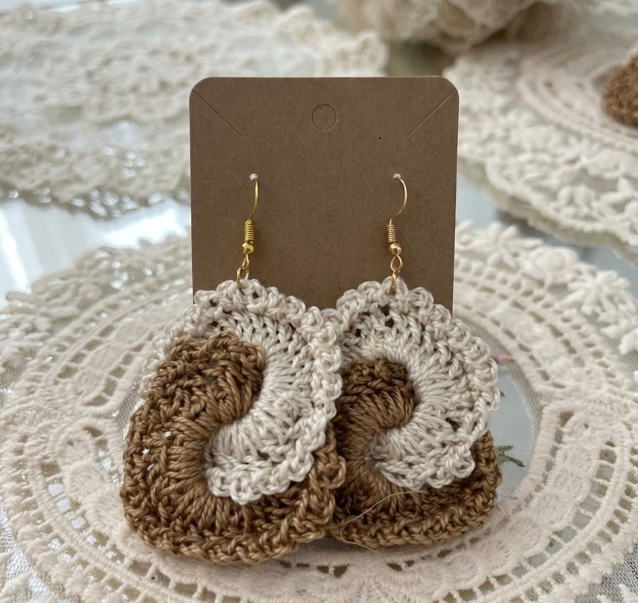 Crochet Earrings cream and gold 