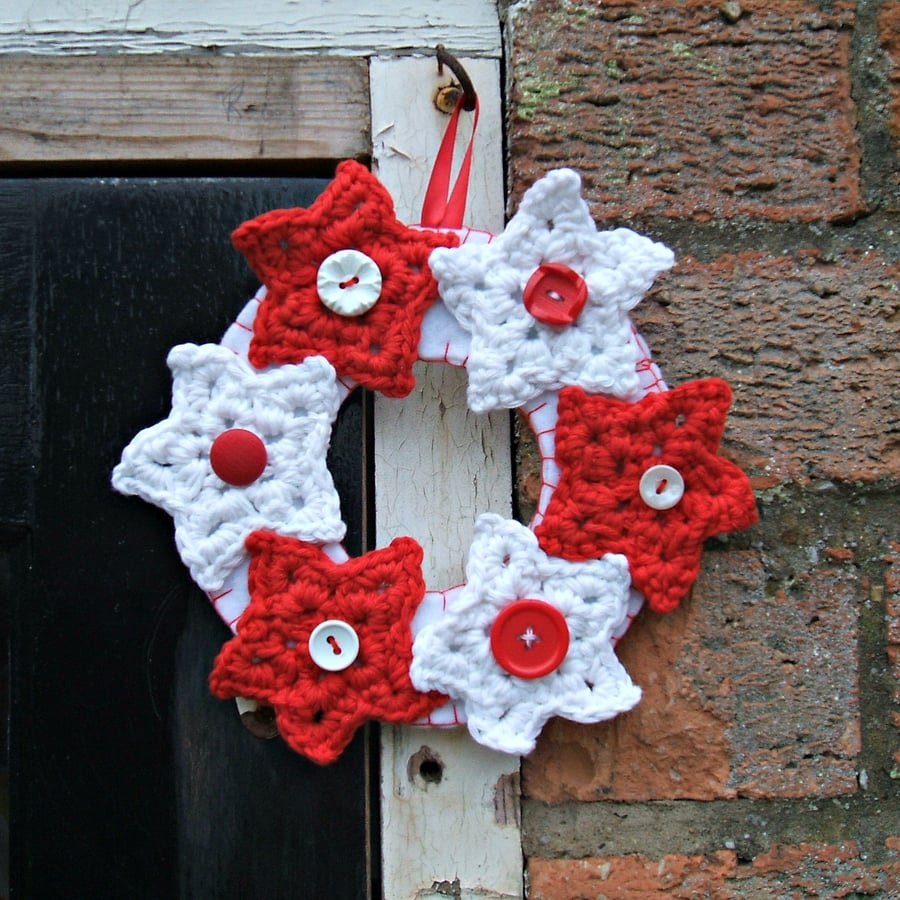 Red & White Crochet Star Christmas Wreath