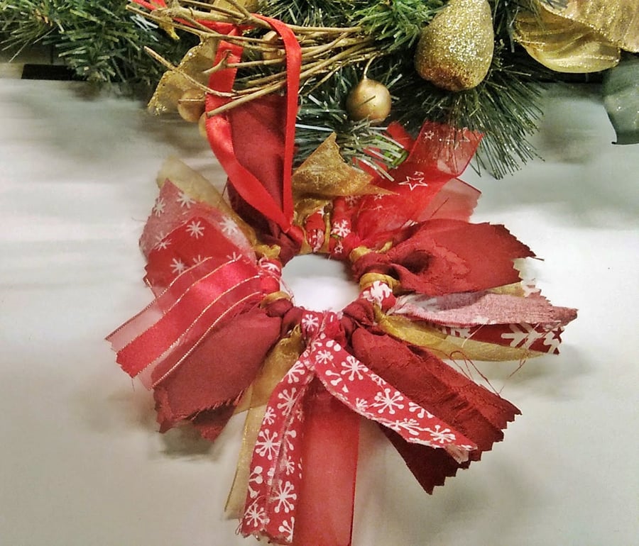 Eco friendly red gold ribbon mini wreath christmas tree decoration tree fabric