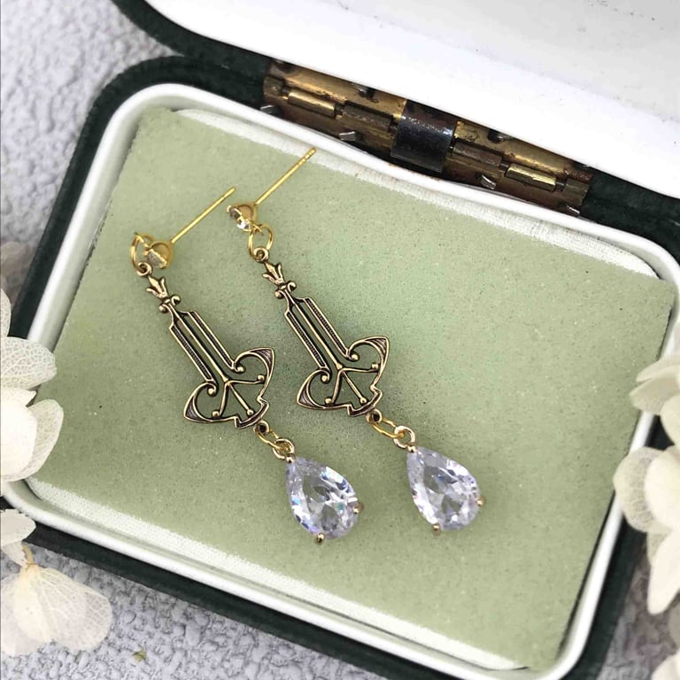 Vintage Style Antique Gold and Clear Glass Crystal Drop Earrings