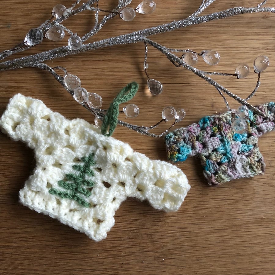 Crochet pattern for tiny Christmas sweater, hexagon style