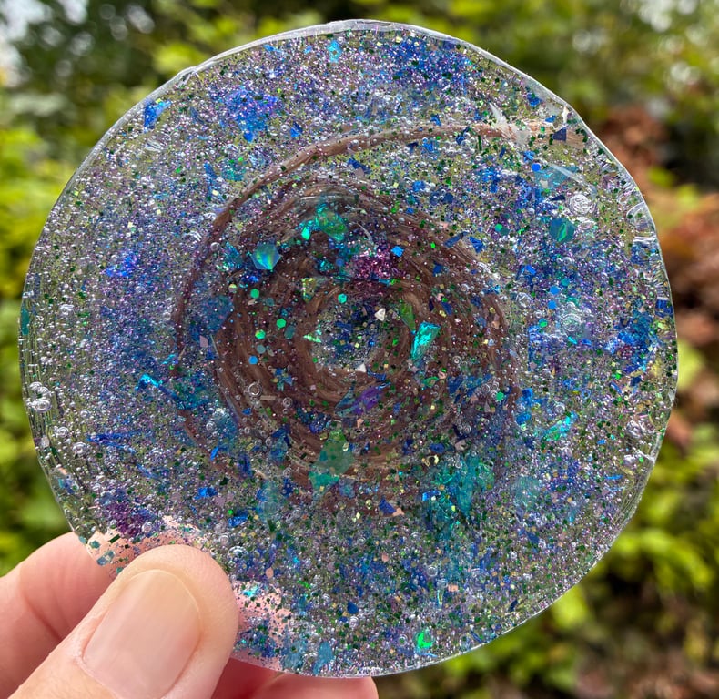 Resin coaster jute garden string spiral blue green glitter