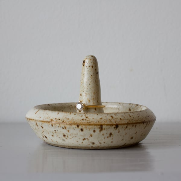 Ceramic Ring Holder - Speckled Cream