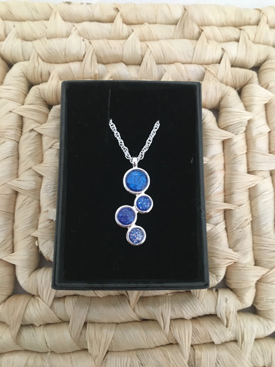 4 Drop Pendant in Blue and Silver