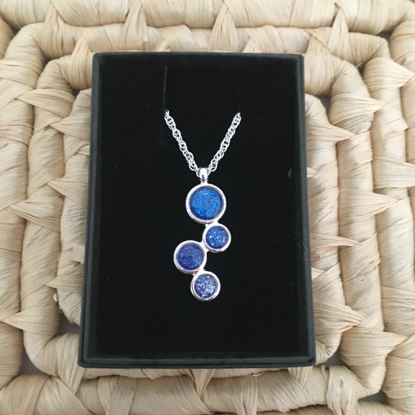 4 Drop Pendant in Blue and Silver