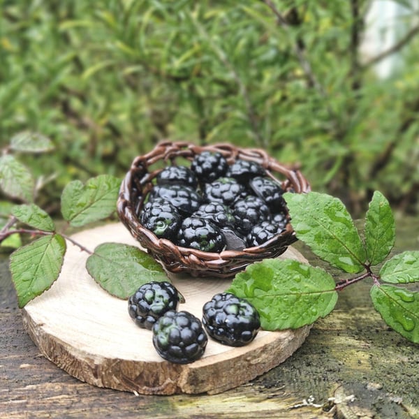 Blackblackberry buttons, a set of 5 handmade blackberry buttons. 