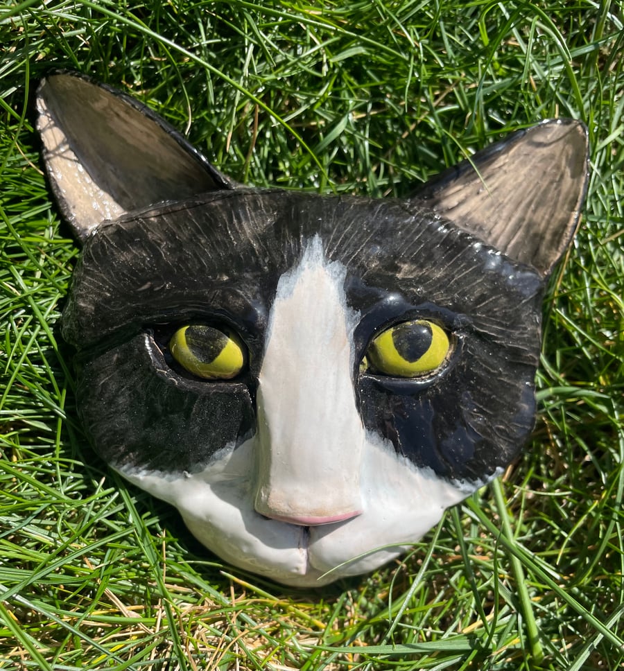 Black and white cat head wall hanging 