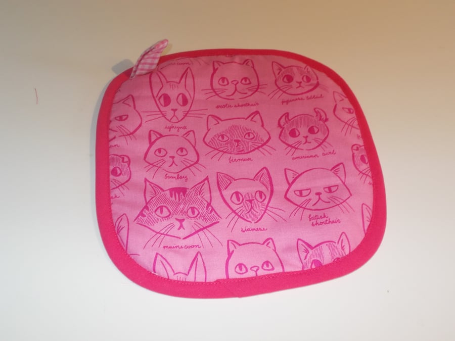 Pot stand with cat faces print