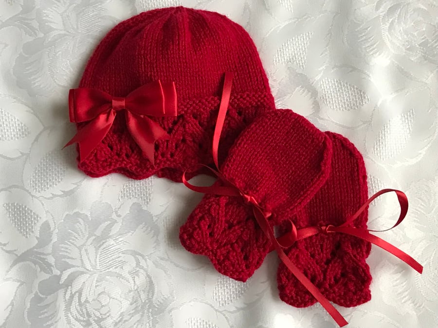 Hand Knitted Baby Girls Christmas Red Hat and Mittens 0 - 3 mths FREE POSTAGE