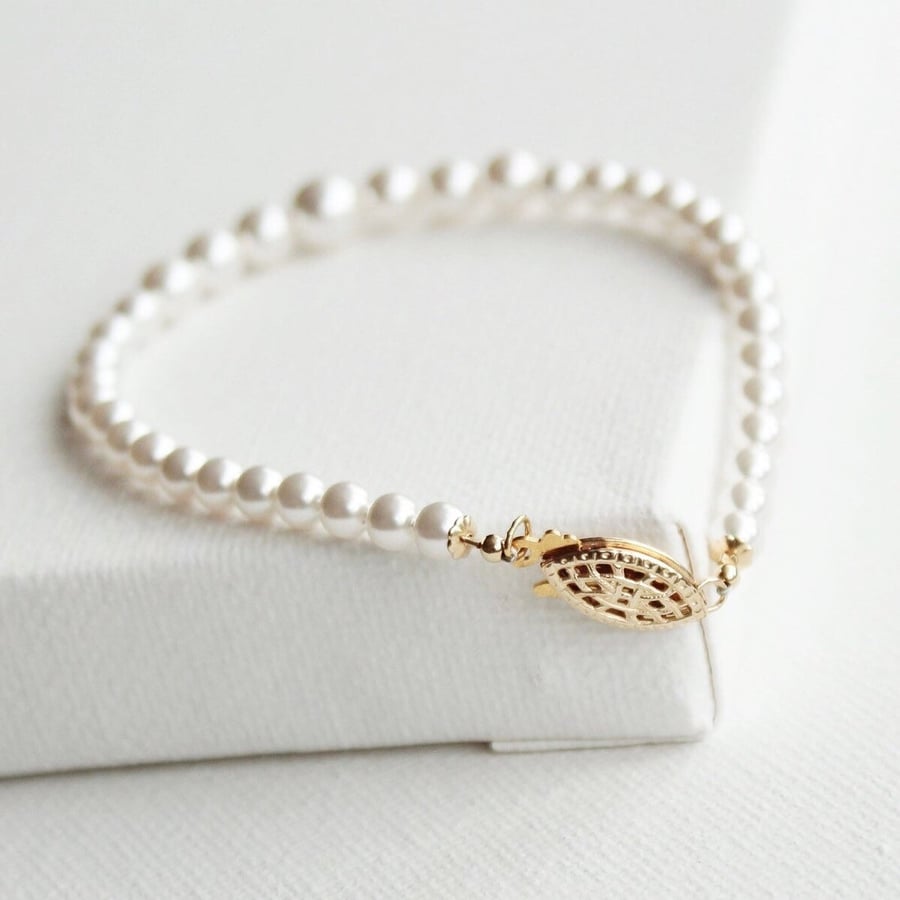 Dainty pearl bridal bracelet