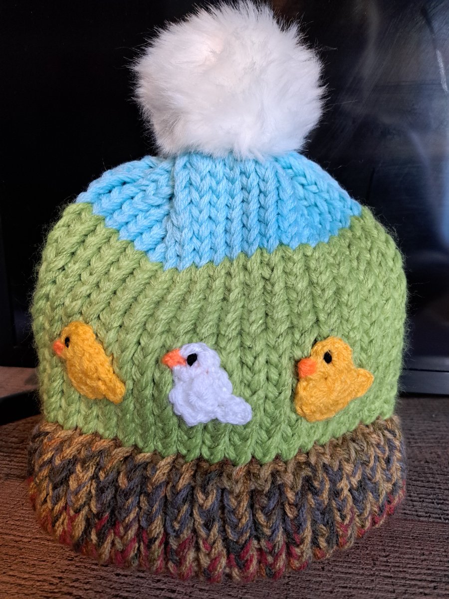 Adult Woolly hat, bobble hat, pompom, hand loom knitted