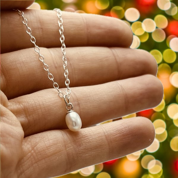 Rice Pearl Pendant & 18" Trace Chain